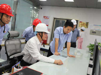 公司領(lǐng)導(dǎo)在江埡和皂市電站帶班檢查防汛工作